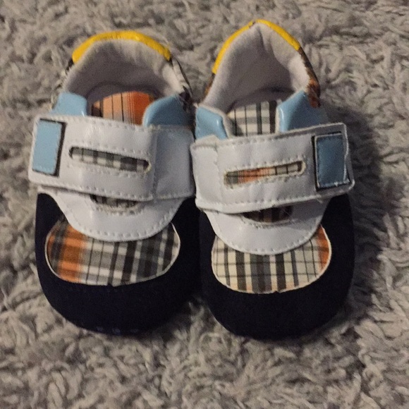 Boys size 2 plaid slip on shoes - Picture 2 of 4